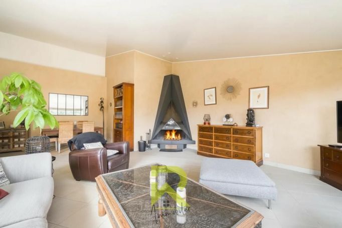 A louer MAISON  6 PIECES 197 M2  TEYRAN