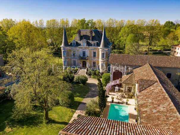 A louer APPARTEMENT 900 M2 TERRASSE PEYREHORADE centre village