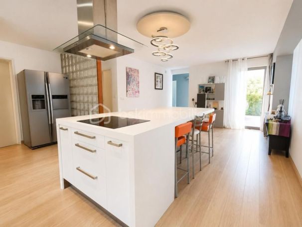 A louer MAISON  6 PIECES 205 M2  SAINT GELY DU FESC