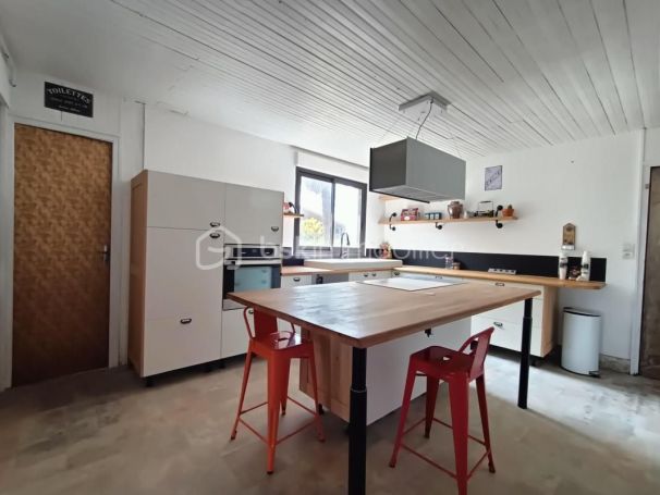 A louer LONGèRE  11 PIECES 283 M2  ARCES