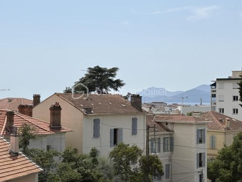 A louer APPARTEMENT T3 74 M2 TERRASSE BORD DE MER CANNES