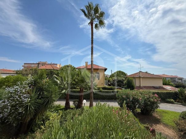 A louer STUDIO  33 M2 TERRASSE BORD DE MER ANTIBES