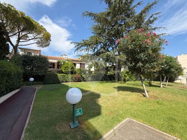 A louer STUDIO  33 M2 TERRASSE BORD DE MER ANTIBES