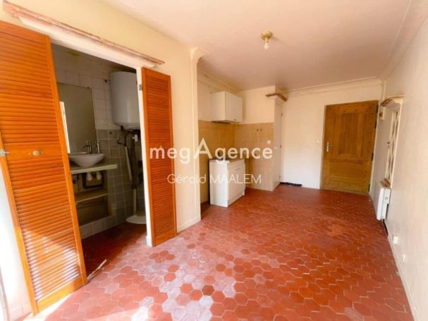 A louer STUDIO  17 M2 TERRASSE BORD DE MER ROQUEBRUNE SUR ARGENS