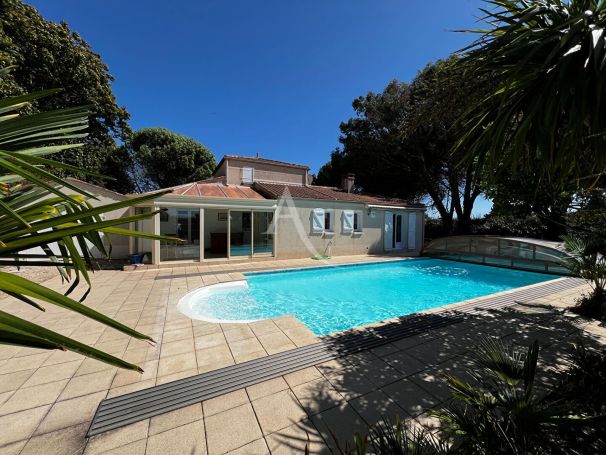A vendre MAISON  6 PIECES 132 M2 BORD DE MER LONGEVILLE SUR MER