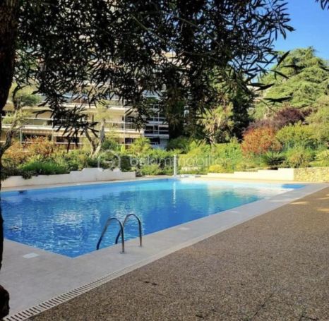 A louer STUDIO  33 M2 TERRASSE BORD DE MER ANTIBES