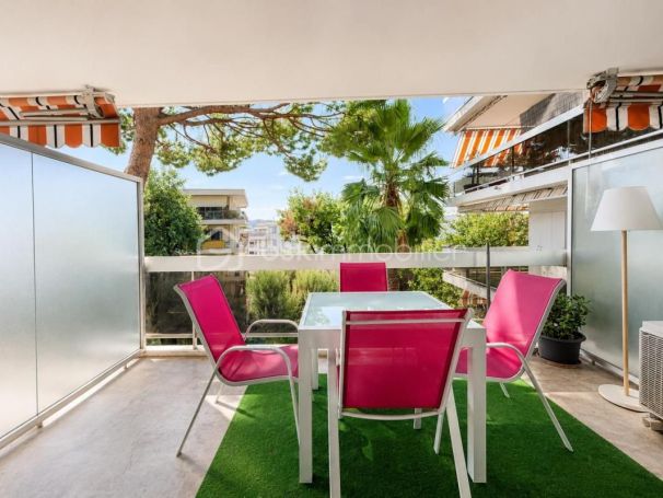 A louer STUDIO  33 M2 TERRASSE BORD DE MER ANTIBES