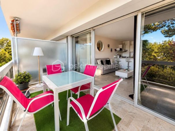 A louer STUDIO  33 M2 TERRASSE BORD DE MER ANTIBES