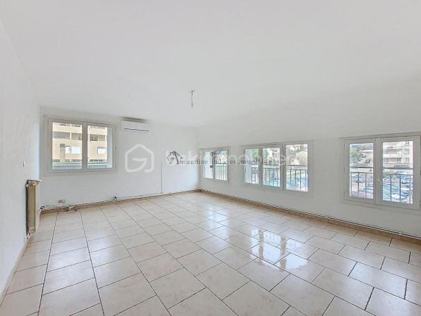 A louer APPARTEMENT T4 94 M2 BORD DE MER LA SEYNE SUR MER