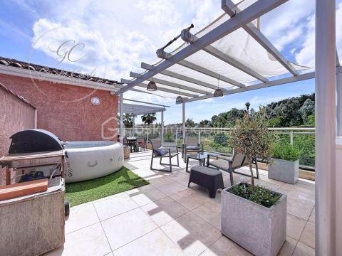 A louer APPARTEMENT DE PRESTIGE T3 73 M2 TERRASSE BORD DE MER MANDELIEU LA NAPOULE