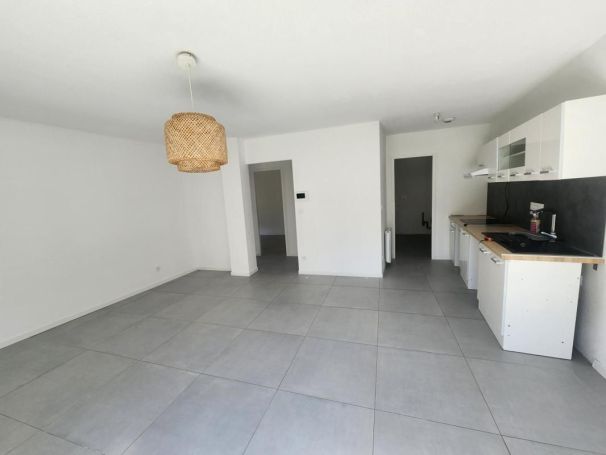 A louer APPARTEMENT T3 70 M2  CENON
