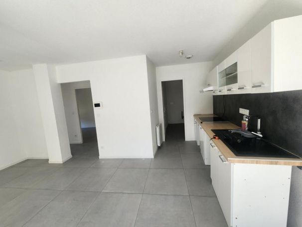 A louer APPARTEMENT T3 70 M2  CENON