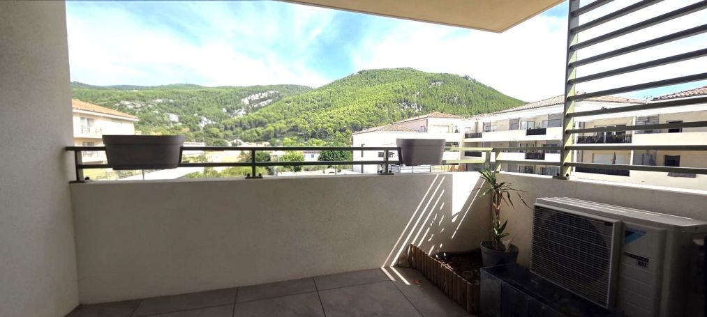 A louer APPARTEMENT T3 60 M2 TERRASSE  CUGES LES PINS