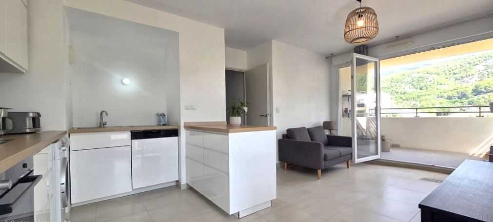 A louer APPARTEMENT T3 60 M2 TERRASSE  CUGES LES PINS