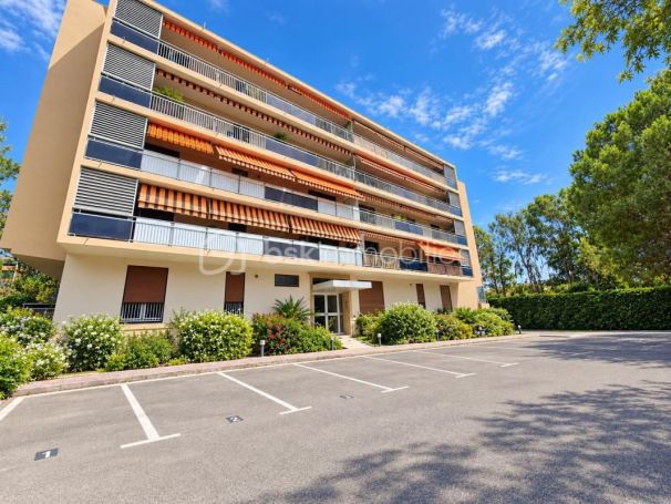 A louer APPARTEMENT T4 86 M2 BORD DE MER HYERES