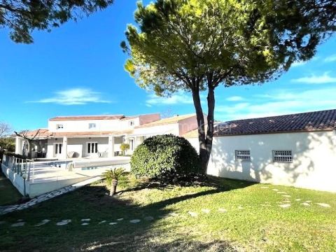 A vendre MAISON  8 PIECES 200 M2 BORD DE MER POUSSAN