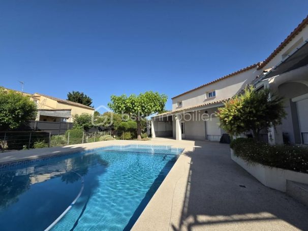 A louer MAISON  8 PIECES 200 M2 BORD DE MER POUSSAN