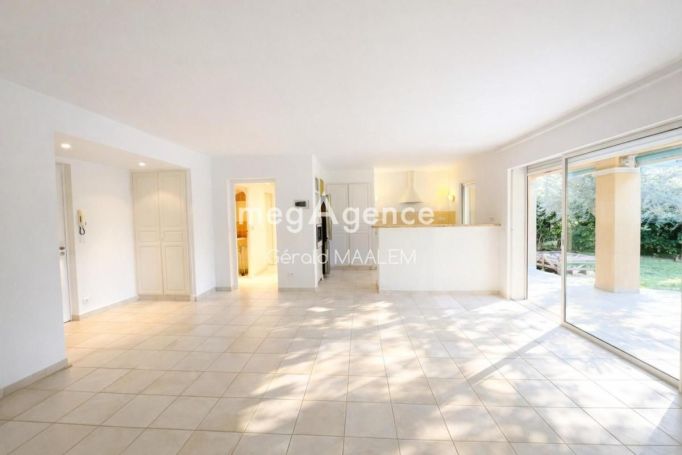A louer APPARTEMENT T3 93 M2 TERRASSE BORD DE MER COGOLIN