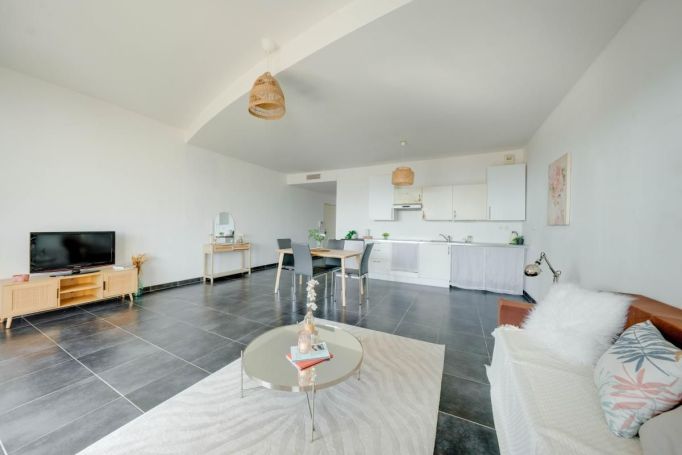 A louer APPARTEMENT T3 72 M2 TERRASSE BORD DE MER LA CIOTAT