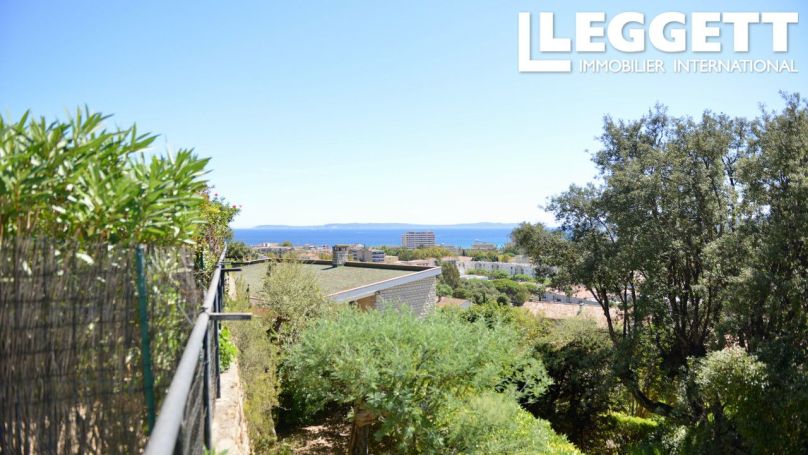 A louer STUDIO  27 M2 TERRASSE BORD DE MER LE LAVANDOU