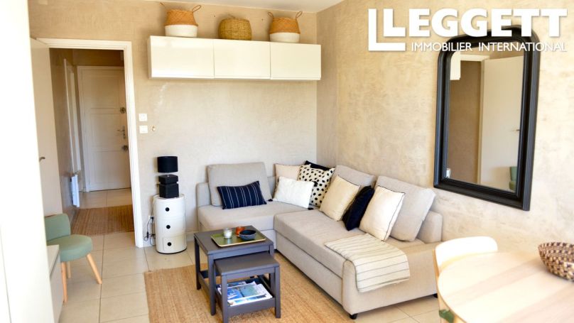 A louer STUDIO  27 M2 TERRASSE BORD DE MER LE LAVANDOU