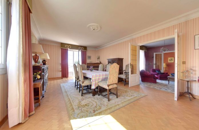 A vendre propriete 10 pieces 1238 m&sup2; vue mer plage a pieds ETEL