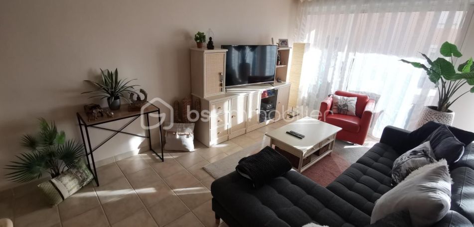A louer APPARTEMENT DE PRESTIGE T4 95 M2 TERRASSE BORD DE MER HYERES