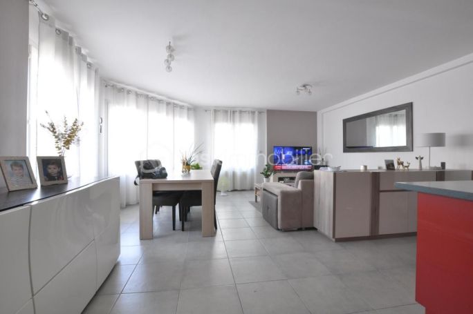 A louer APPARTEMENT T3 84 M2  NIMES