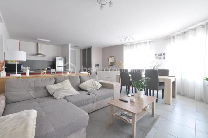 A louer APPARTEMENT T3 84 M2  NIMES