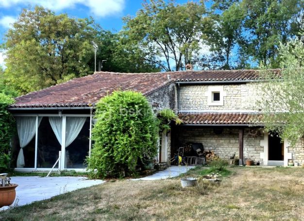 A vendre GîTE  SAINT SEVERIN SUR BOUTONNE