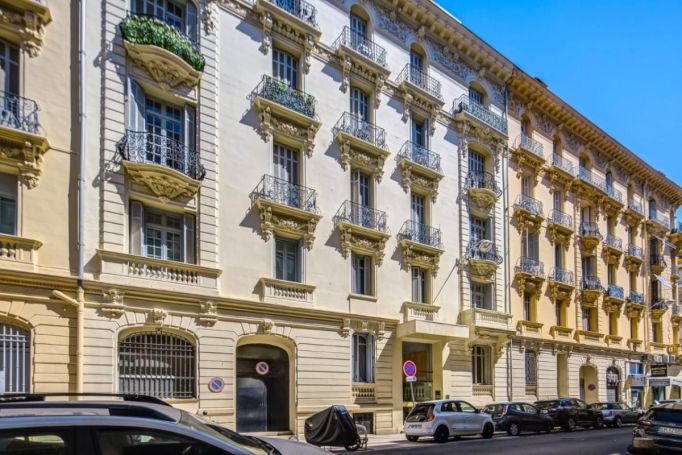 A louer APPARTEMENT T3 51 M2 BORD DE MER NICE