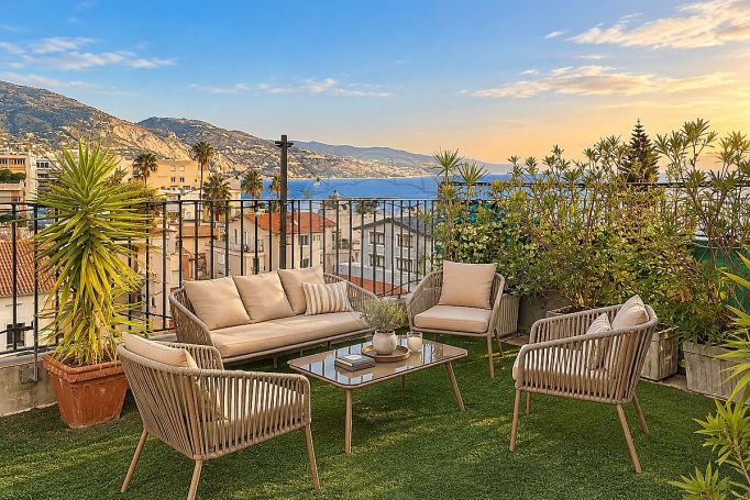 A louer APPARTEMENT T3 60 M2 TERRASSE BORD DE MER ROQUEBRUNE CAP MARTIN