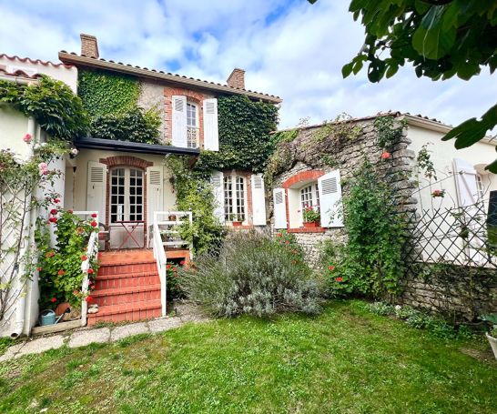 A vendre MAISON 9 PIECES 181 M2 BORD DE MER LONGEVILLE SUR MER