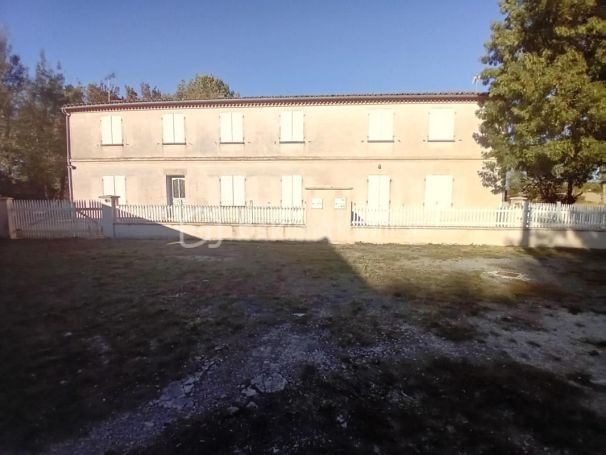 A louer LONGèRE  7 PIECES 202 M2  NERE