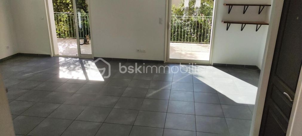 A louer MAISON  5 PIECES 107 M2  NIMES