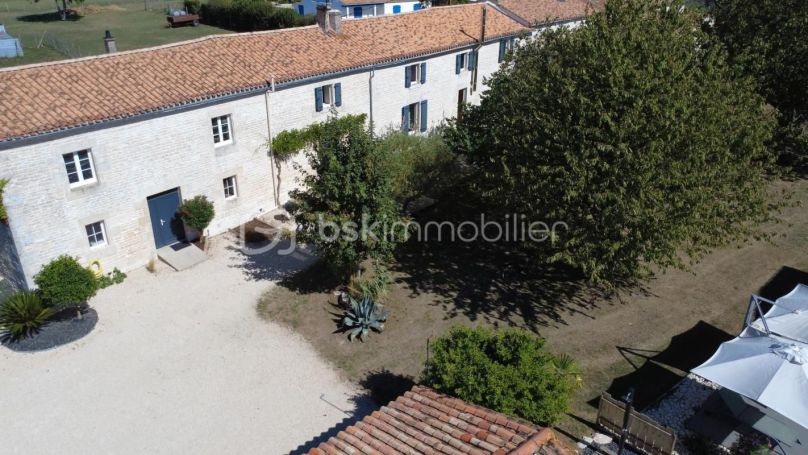 A louer LONGèRE  10 PIECES 230 M2  BENET