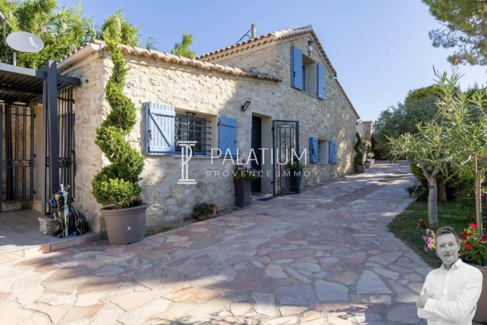 A louer MAISON  DE MAîTRE  LAMBESC