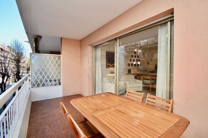 A louer APPARTEMENT T2 52 M2 TERRASSE BORD DE MER JUAN LES PINS