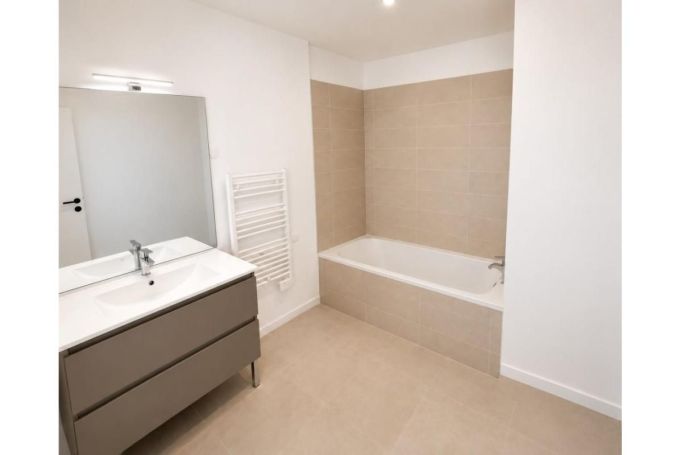 A louer MAISON  CONTEMPORAINE BORD DE MER ENSUES LA REDONNE