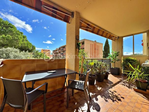 A louer APPARTEMENT T3 84 M2 TERRASSE BORD DE MER HYERES
