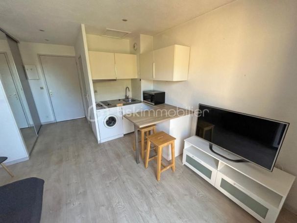 A louer STUDIO  18 M2 TERRASSE BORD DE MER LA LONDE LES MAURES