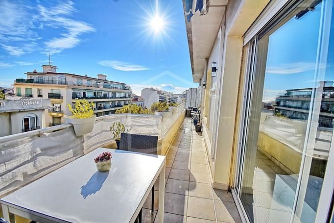 A louer APPARTEMENT DE PRESTIGE T3 54 M2 BORD DE MER ANTIBES