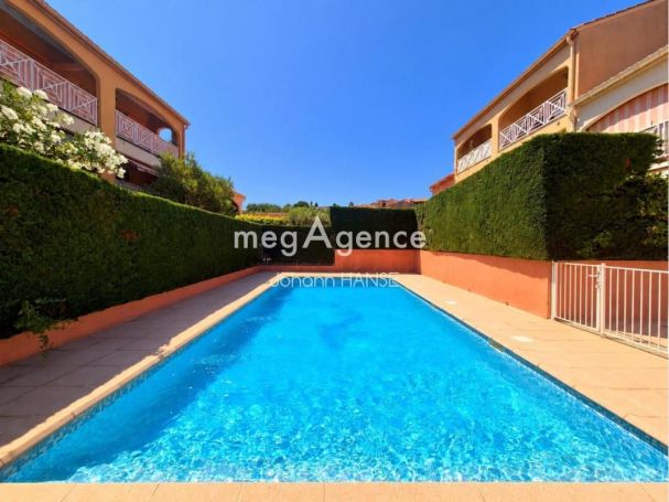 A louer APPARTEMENT T2 29 M2 TERRASSE BORD DE MER LA CROIX VALMER