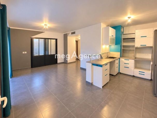 A louer APPARTEMENT T3 59 M2 TERRASSE BORD DE MER TOULON