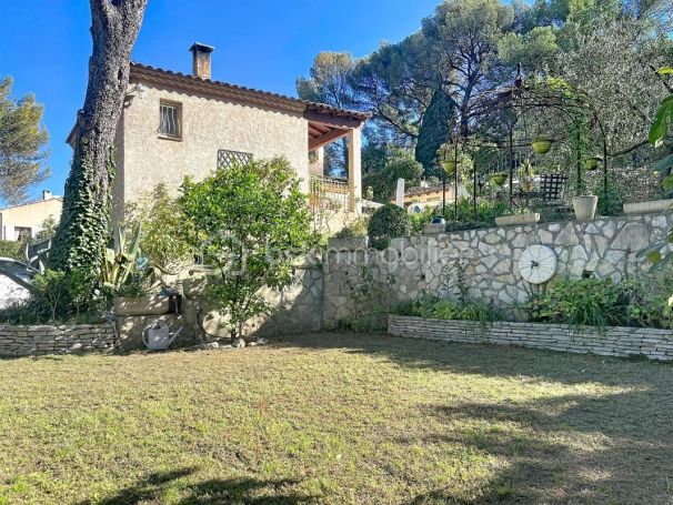 A louer MAISON  5 PIECES 130 M2  NIMES