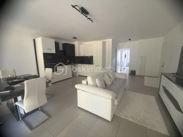 A louer APPARTEMENT T3 65 M2 TERRASSE BORD DE MER CAGNES SUR MER