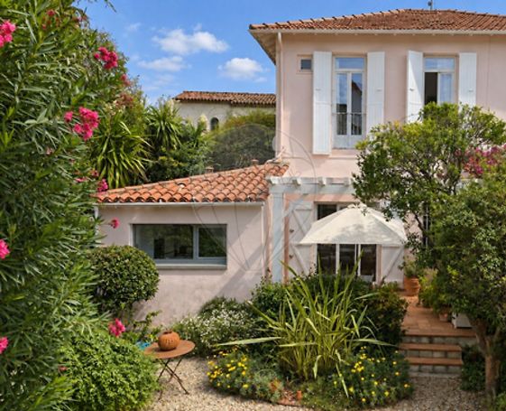 A louer MAISON  DE MAîTRE BORD DE MER ANTIBES