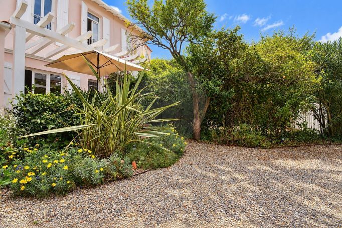 A louer MAISON  DE MAîTRE BORD DE MER ANTIBES