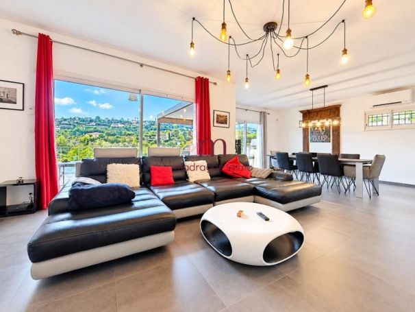 MAISON  CONTEMPORAINE BORD DE MER NICE