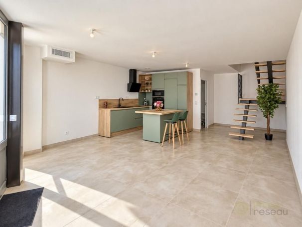 MAISON  CONTEMPORAINE BORD DE MER ARLES
